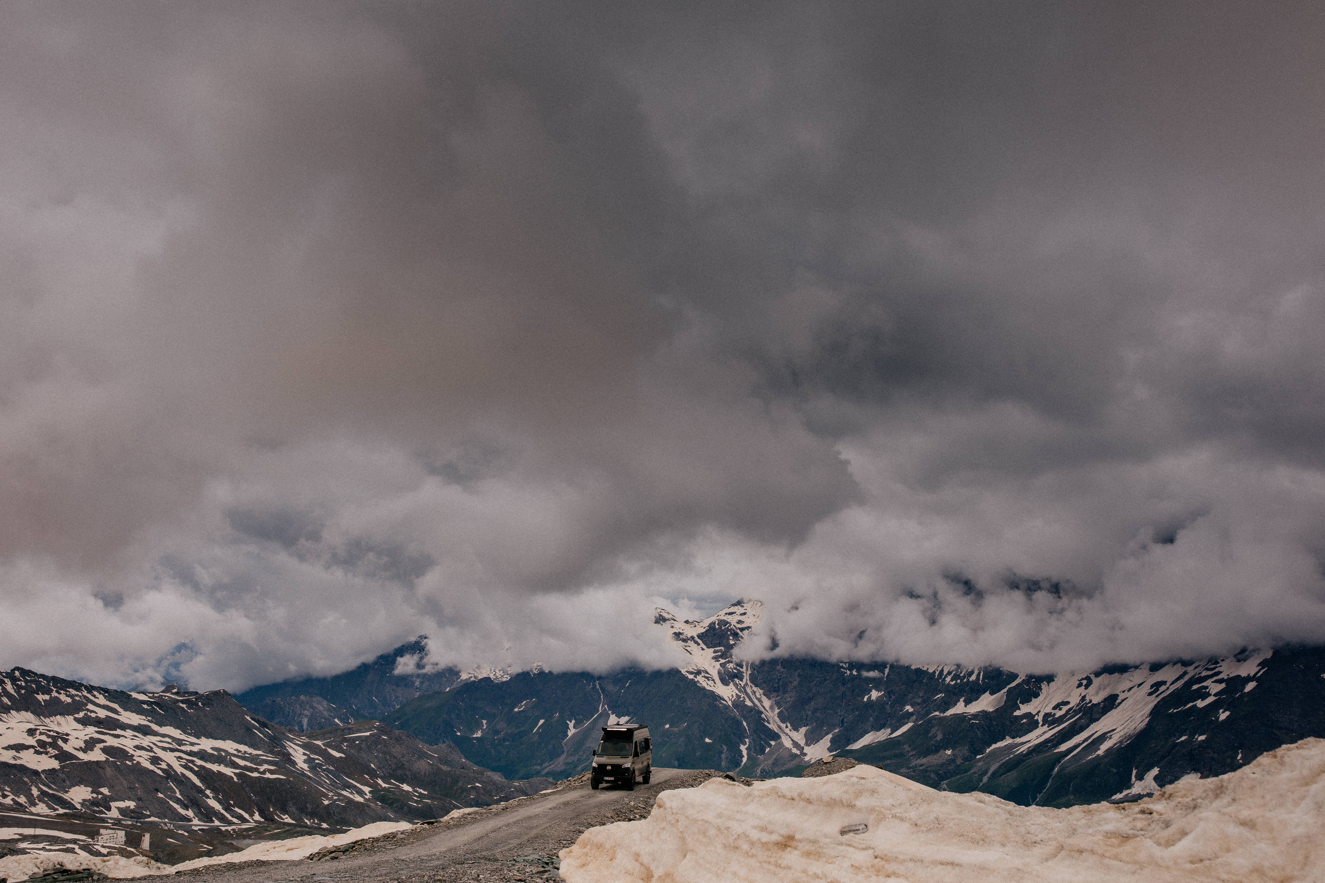 SAM the Van, ein Mercedes-Benz Sprinter Campervan mit Iglhaut Allrad Antrieb in den Alpen, auf dem Teodul Pass während einer Expedition im Juli 2024. Der erste Campervan auf dem bis 1985 höchsten mit dem Auto erreichbaren Pass der Alpen.