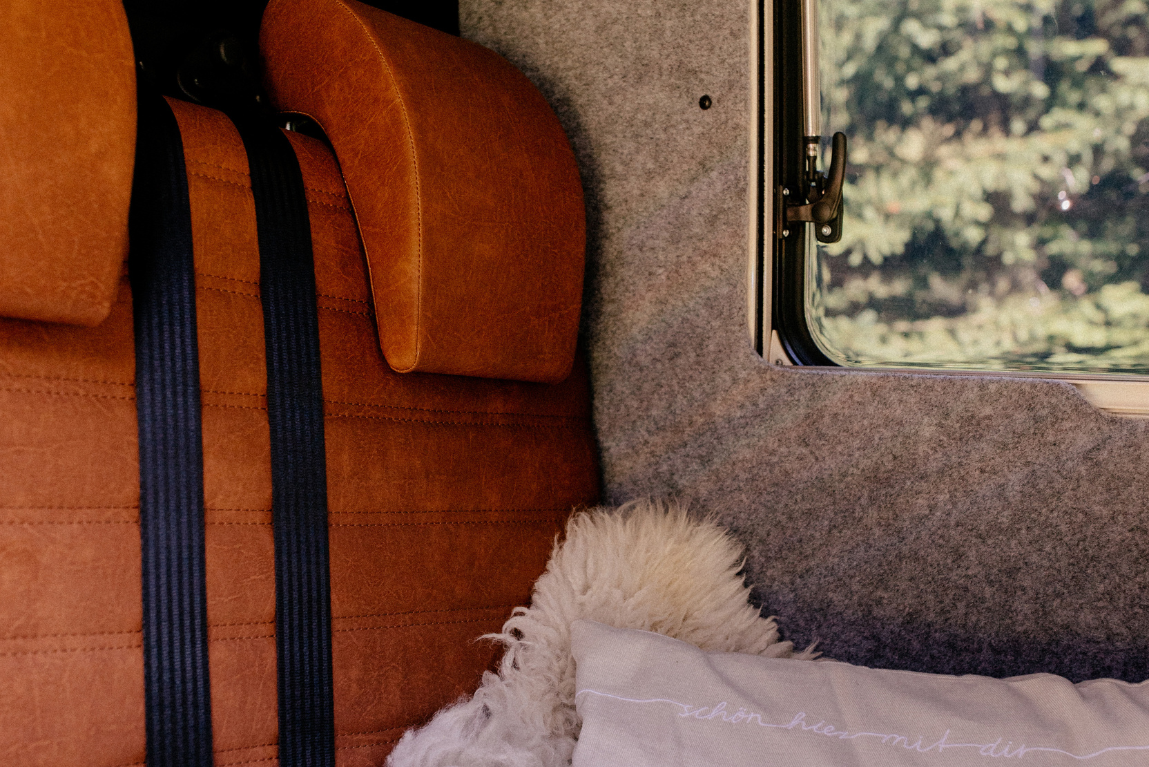 Campervan Sitzecke mit bequemer Couchlösung, Wanddämmung aus Schafswolle
